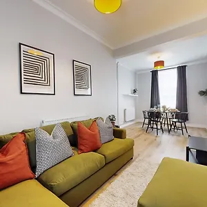 Holiday home Beautiful 3 Bed In The Heart Of City With Free Parking, Cardiff