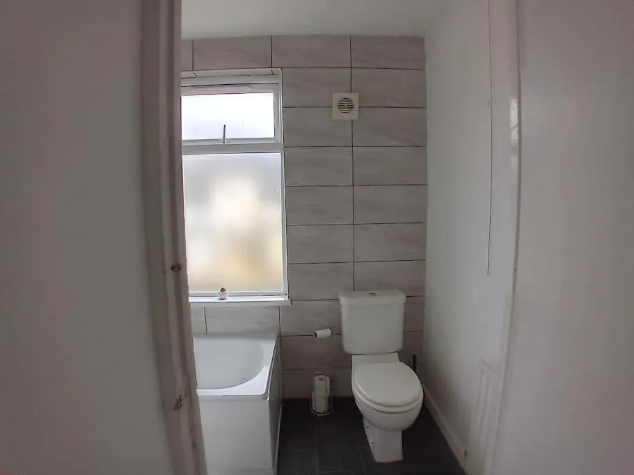 Large Family Home Central Location 3 Double Bedrooms And 1 Single Bedroom Cardiff 0*,