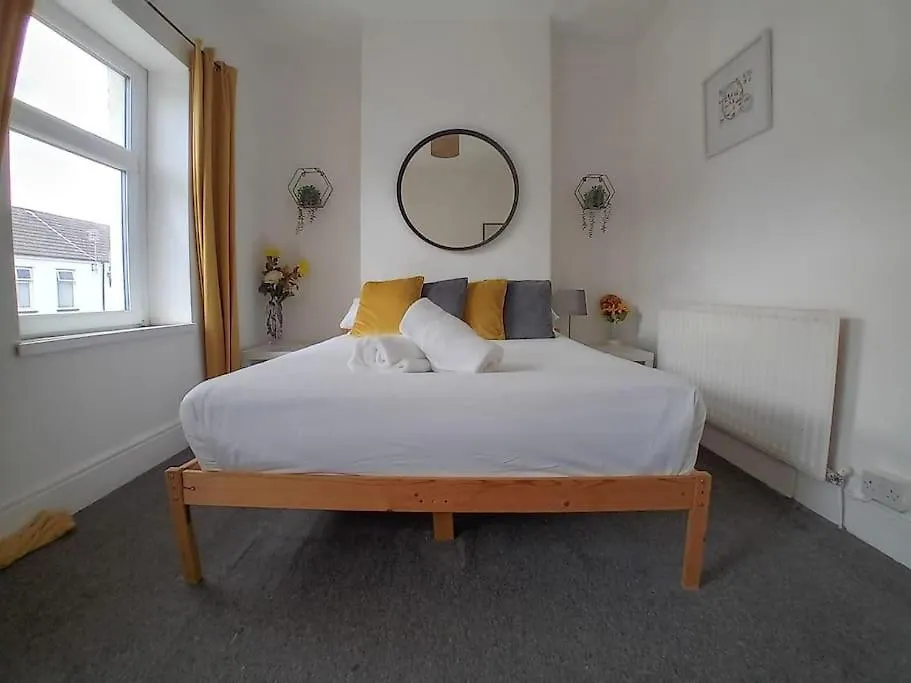 Holiday home Large Family Home Central Location 3 Double Bedrooms And 1 Single Bedroom Cardiff